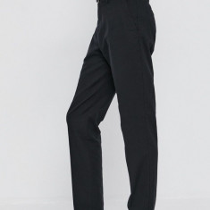 Sisley Pantaloni bărbați, culoarea negru, mulat