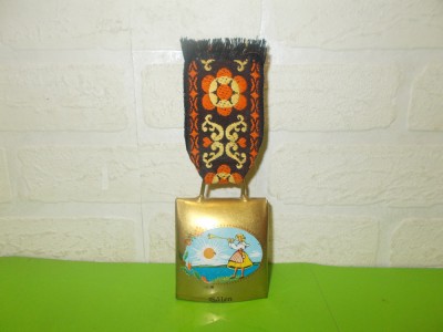 CLOPOT suedez decorat cu scene din localitatea Salen , Panglica brodata foto