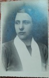 Fotografie tip carte postala, femeie perioada interbelica