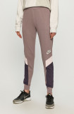 Cumpara ieftin Nike Sportswear Pantaloni femei, culoarea violet
