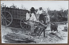 Familie de tineri tarani cu copil, anii&#039; 30// reproducere de epoca