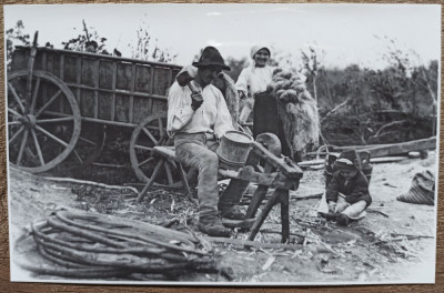 Familie de tineri tarani cu copil, anii&amp;#039; 30// reproducere de epoca foto