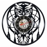 Ceas de perete decorativ realizat din disc de vinil, Model Bufnita si Prinzator de Vise, Mandala Boema cu Pene, Negru Premium, 30 cm