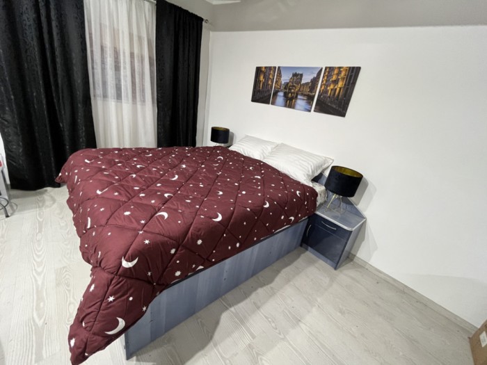 Pilota iarna matlasata &quot;Luna si Stele&quot; Coneltex, dimensiuni 200x210 cm, dreptunghiulara, culoare maro inchis, umplutura fibra siliconizata antialergic