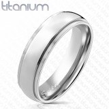 Inel din titan de culoare argintie - dunga lucioasă &icirc;n centru, 6 mm - Marime inel: 65