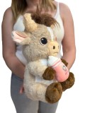 Vaca de plus cu biberon, 50 cm, material textil pufos, umplutura vatelina, jucarie pentru copii 3 ani+