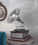 Gramofon dreptunghiular cu decoratiuni metalice argintii LUP012