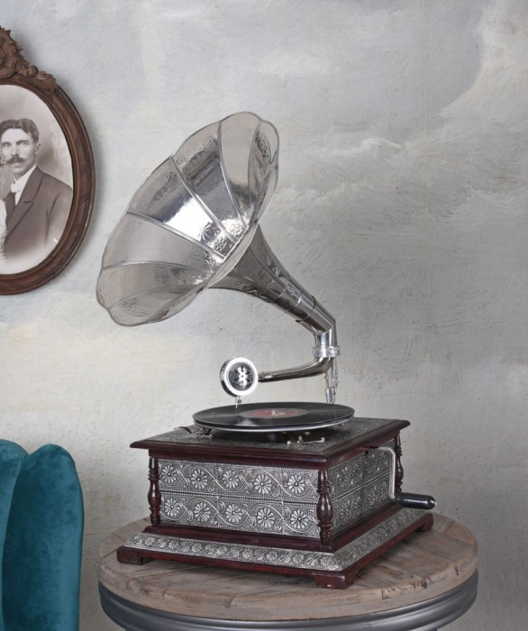 Gramofon dreptunghiular cu decoratiuni metalice argintii LUP012