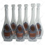 Sticla de tuica cu forma curbata si cu gatul inalt. cu decor embosat &ndash; Szeretettel! &ndash; 18. 20. 25. 30. 40. 50