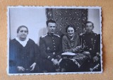 Foto anii 1930 Ofiteri romani, domnul din stanga poarta insigna Academia militara, cel din dreapta poarta o medalie si o insigna posibil regimentala,