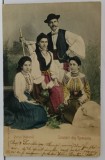 SALUTARI DIN ROMANIA , BARBAT SI TREI FEMEI IN PORT POPULAR , FOTOGRAFIE COLORIZATA , FORMAT CARTE POSTALA , CLASICA , 1904
