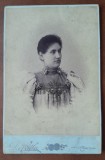 Fotografie pe carton, femeie in bluza traditionala, inceput de secol XX
