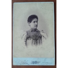 Fotografie pe carton, femeie in bluza traditionala, inceput de secol XX