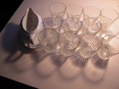 LOT de 12 pahare din sticla si vas din portelan pentru sosuri foto
