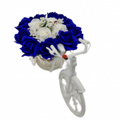 Aranjament floral trandafiri "Bicicleta cu flori zambarete", flori de sapun, albastru cu alb, 30x17x15 cm