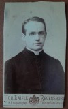 Fotografie tip CDV, barbat cu tunica si ochelari, inceput de secol XX