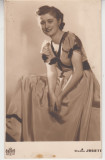 QW18 32 - Fotografie foarte veche - frumoasa domnisoara - anul 1949, Alb-Negru, Romania 1900 - 1950, Portrete
