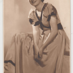 M1 B 1 - FOTO - Fotografie foarte veche - frumoasa domnisoara - anul 1949