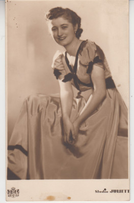 M1 B 1 - FOTO - Fotografie foarte veche - frumoasa domnisoara - anul 1949 foto