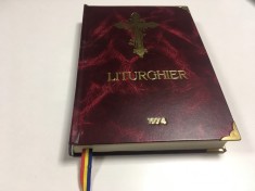 LITURGHIER 1974 TIPARIT CU APROBAREA SF.SINOD SI BINECUVANTAREA PF JUSTINIAN- TEXT DE PR.PROF. PETRE VINTILESCU. RECOPERTAT LUX/ COPERTI PIELE