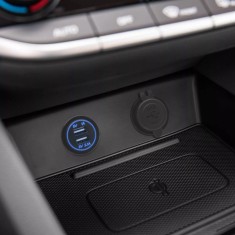 Adaptor auto cu lumina albastra USB 3.1A instalabil in locas bricheta 12&ndash;24V M'N'C