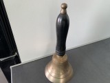 Superb clopot din alamă aurită ,vechi,m&acirc;ner din lemn,sunet cristalin,stare perfectă,de colecție/decor.