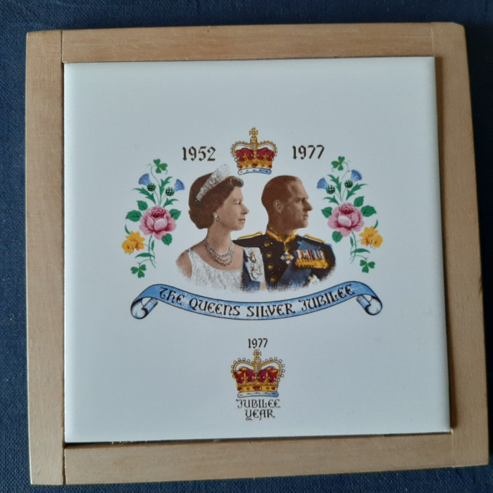 Queen&#039;s Silver Jubilee 1952-1977 (placa faianta)