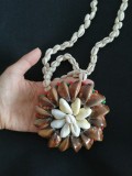 Colier masiv handmade din scoici vintage unicat bijuterie lucrata manual lant si pantantiv
