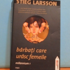 STIEG LARSSON -BARBATI CARE URASC FEMEILE -ROMAN POLITIST ,VEZI EXPLICATII: