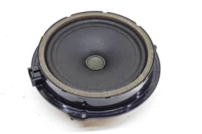 Difuzor ușă st&acirc;nga spate JAGUAR E-PACE X540 2019 OEM: JJ32-18808-AA 14371679