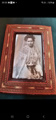 Regina Maria in port popular, fotografie de epoca tip carte postala foto