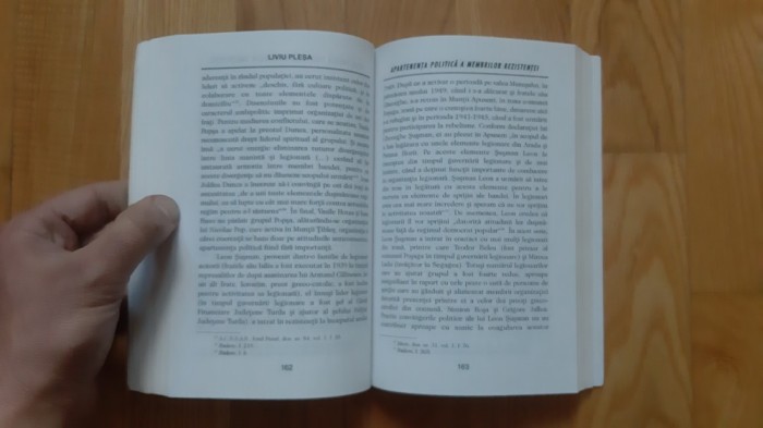 Miscarea armata de rezistenta anticomunista din Romania ( 2003 ) (400 pagini) partizani anticomunism PUȚIN UZATA PE MARGINI SEMN DE UZURA LA COTOR
