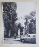 INTRAREA BISERICII &#039;&#039; SFANTUL ANTONIE - CURTEA VECHE &#039;&#039; , BUCURESTI , FOTOGRAFIE , ANII &#039;60 - &#039; 70