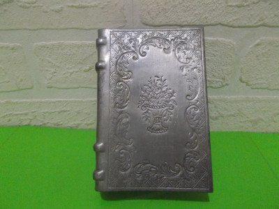SUPORT metalic mare pentru CUTIA DE CHIBRITURI in forma de carte , marcat foto