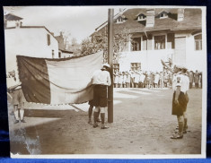 RIDICAREA PAVILIONULUI STRAJERESC LA COMEMORAREA PATRONULUI LICEULUI DIMITRIE CANTEMIR DIN BUCURESTI , FOTOGRAFIE DE IOSIF BERMAN, PERIOADA INTERBELI foto