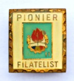 INSIGNA PIONIER FILATELIST CLASA II CU STEMA MARE EMAIL RECE PIONIERI