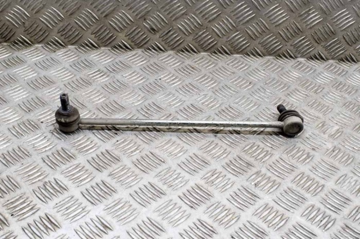 Bieleta stabilizatoare dreapta față VW PASSAT B8 3G2 2015 OEM: 5Q0411315A | 20371364