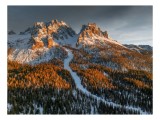Tablou Canvas, "Apus de soare peste munții &icirc;nzăpeziți", Munți, Zăpadă, Pădure, Răsărit, Peisaj, St&acirc;nci, Cer, Dramatic, Iarnă, Natură, 39 x 26 cm, CMCL
