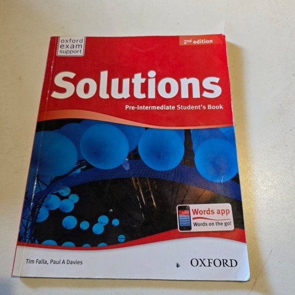 Solutions, Pre-intermediate Students book - Tim Falla