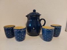 Set carafa cu capac + 4 pahare/cani ceramice, glazurate in albastru decor buline crem, interior glazura galbena, vintage, rustic