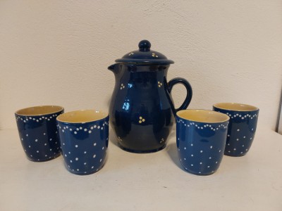 Set carafa cu capac + 4 pahare/cani ceramice, glazurate in albastru decor buline crem, interior glazura galbena, vintage, rustic foto