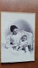 Fotografie pe carton, mama si copil, perioada interbelica