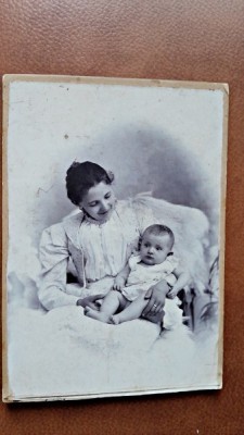 Fotografie pe carton, mama si copil, perioada interbelica foto