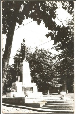 (A)carte postala-IASI-Statuia lui Mihai Eminescu foto