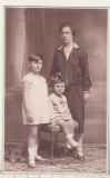 Bnk foto - Portret de femeie cu copii - anii `30, Romania 1900 - 1950, Sepia, Portrete