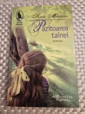 Pazitoarea tainei Kate Morton, Humanitas