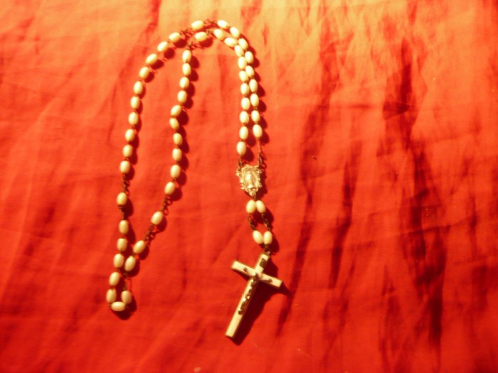 Cruciulita veche cu matanii , metal argintat si celuloid ,h cruce=5cm ,L.colier=