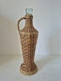 Sticlă vintage rom&acirc;nească &icirc;mbrăcată &icirc;n nuiele / răchită &icirc;mpletită, anii '80, 750ml