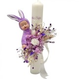 Lumanare pentru botez, alb-mov, 40 cm, cu trandafir criogenat, hortensii criogenate, flori naturale uscate si iepuras somnoros din plus (personalizabi