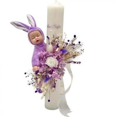 Lumanare pentru botez, alb-mov, 40 cm, cu trandafir criogenat, hortensii criogenate, flori naturale uscate si iepuras somnoros din plus (personalizabi foto